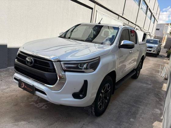 TOYOTA HILUX 2.8 D-4D TURBO DIESEL CD SRX 4X4 AUTOMÁTICO TOYOTA HILUX 2.8 D-4D TURBO DIESEL CD SRX 4X4 AUTOMÁTICO
